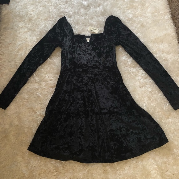 Cute long sleeved black velvet dress - Picture 1 of 3